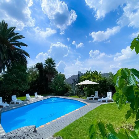 Kv Luxury Guest House ヨハネスブルグ エクステリア 写真