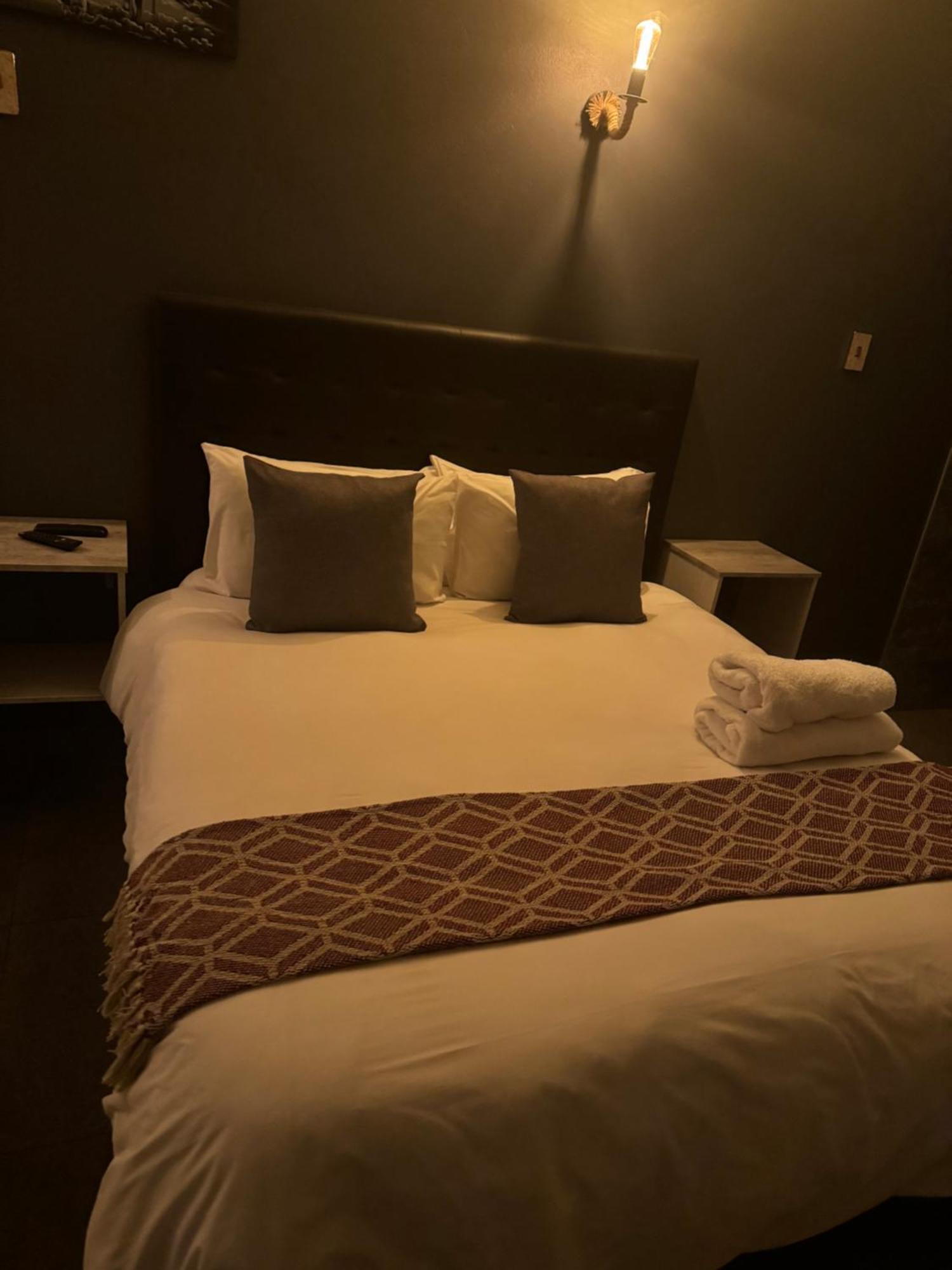 Kv Luxury Guest House ヨハネスブルグ エクステリア 写真